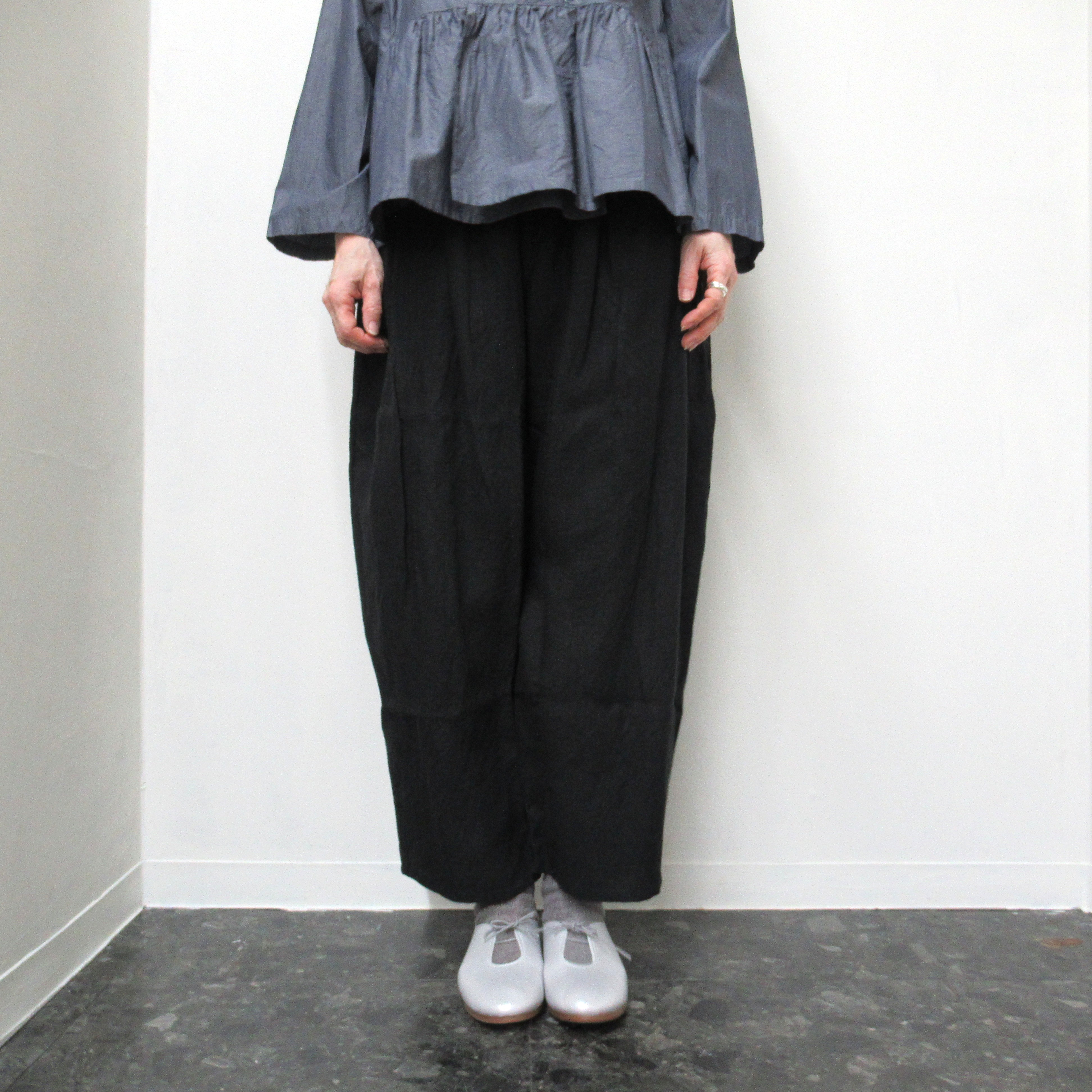 ina  リネンウエスト総ゴムカラータックパンツ/BK03 【日本製】